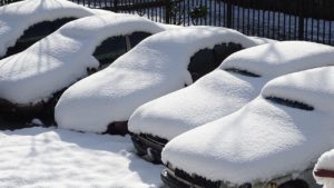 雪に埋もれる自動車